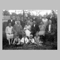 071-0093 Taufe von Irene Klimach am 15.06.1930 mit Verwandten und Nachbarn in Klimachs Garten.JPG